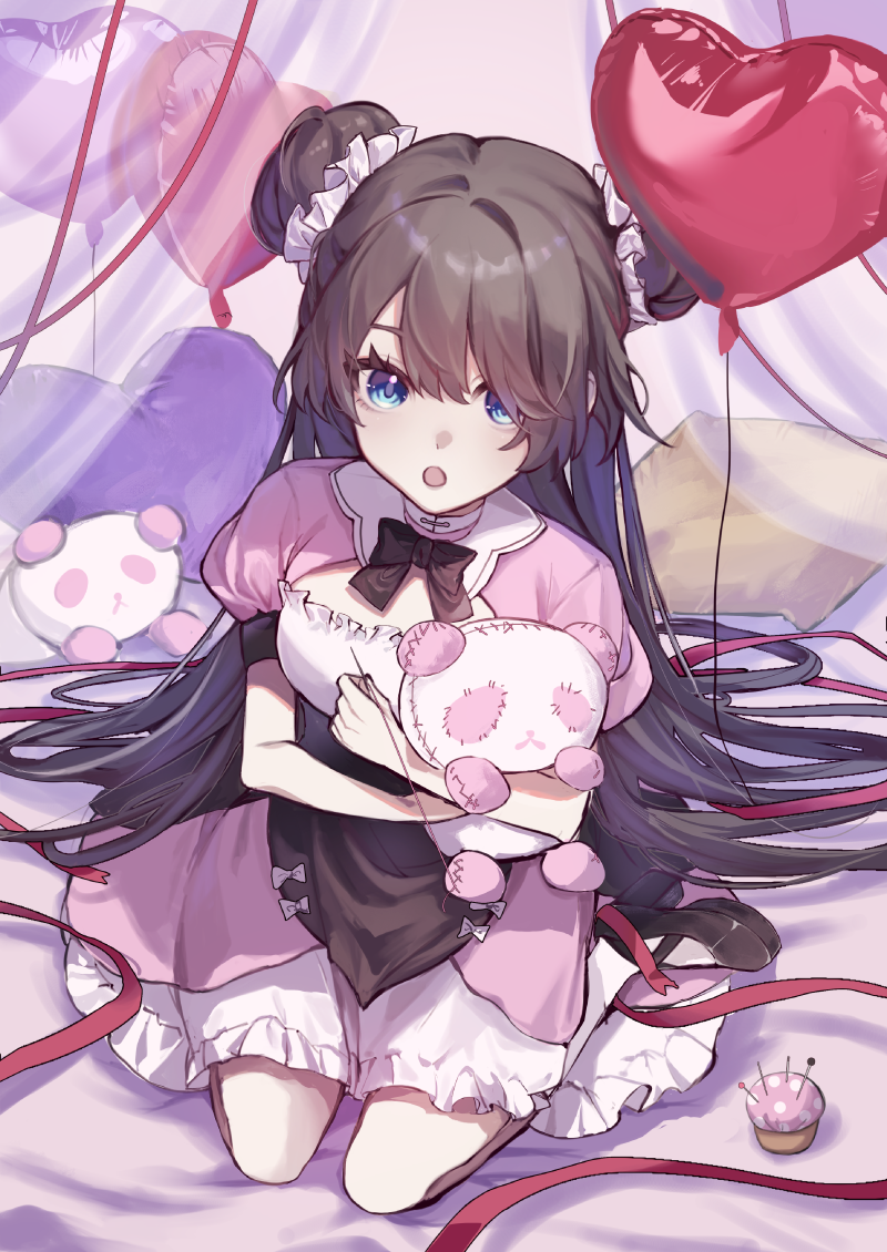 題名「PINK GIRL」<br>
ピンク色に囲まれた女の子が描きたいといった考えから生まれた作品です。深いことはあまり考えず、「好き」をひたすら追求しました。中心の女の子に一番注目してほしかったので、瞳をピンクの補色に近い青系にして目立たせたり、背景をあまり描き込みすぎないよう意識しました。また、ロングヘアが画面の大部分を占めているので、イラストの印象が重たくなりすぎないよう影色に反射光のような紫系を入れて、バランスを取るよう意識しました。